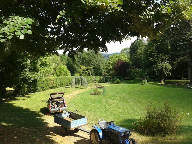 A wide and green French garden